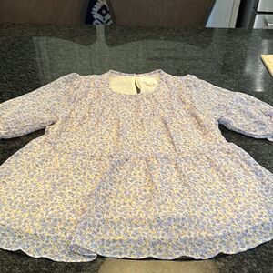 Cute MELLODAY FLORAL TOP in blues and yellow size small new never worn